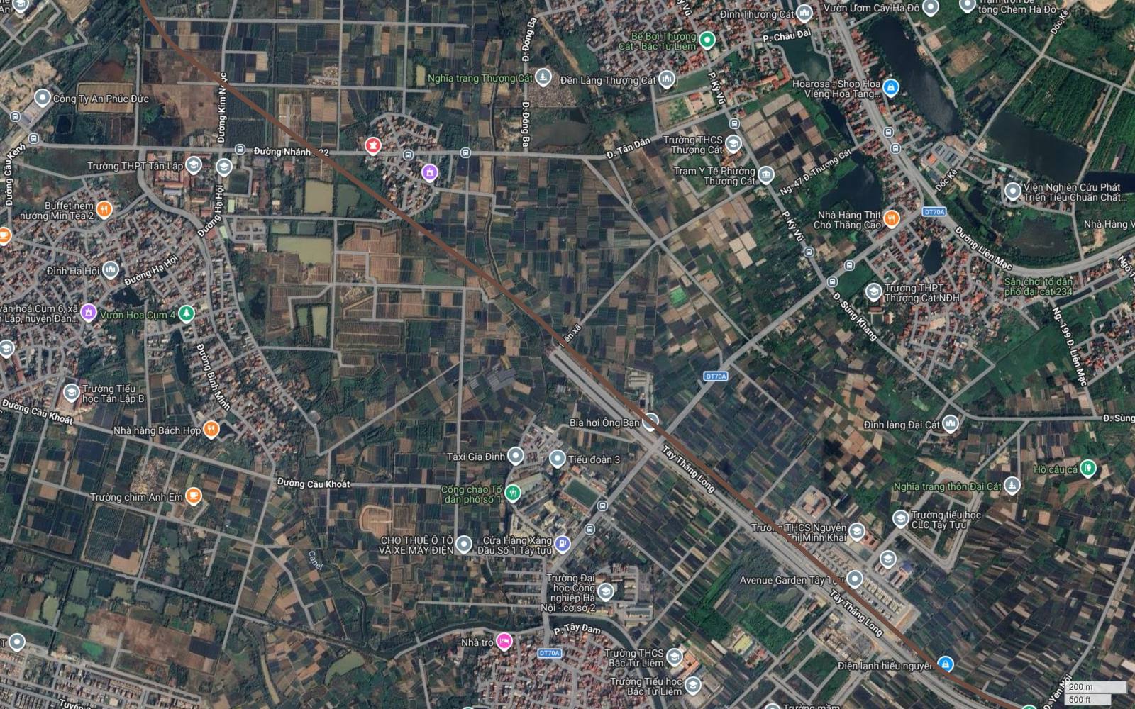 Metro số 7 nhập vào trục Tây Thăng Long tại Thượng Cát và giao cắt tỉnh lộ ĐT70A gần Avenue Garden Tây Tựu trên ảnh vệ tinh Hà Nội