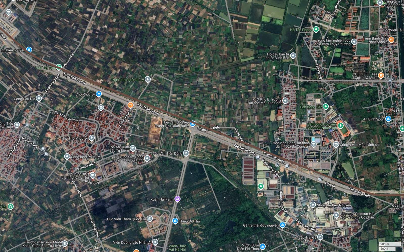 Metro số 7 chạy giữa hai làn Tây Thăng Long và Phạm Văn Nghị, đi qua Học viện Cảnh sát nhân dân, ký túc xá Đại học Mỏ - Địa chất tại Bắc Từ Liêm